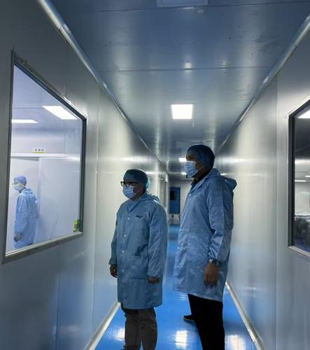 زيارة المصنع من قبل الضيف في معرض MEDICA في ألمانيا؛ استكشاف فرص جديدة في السوق الطبية الأوروبية