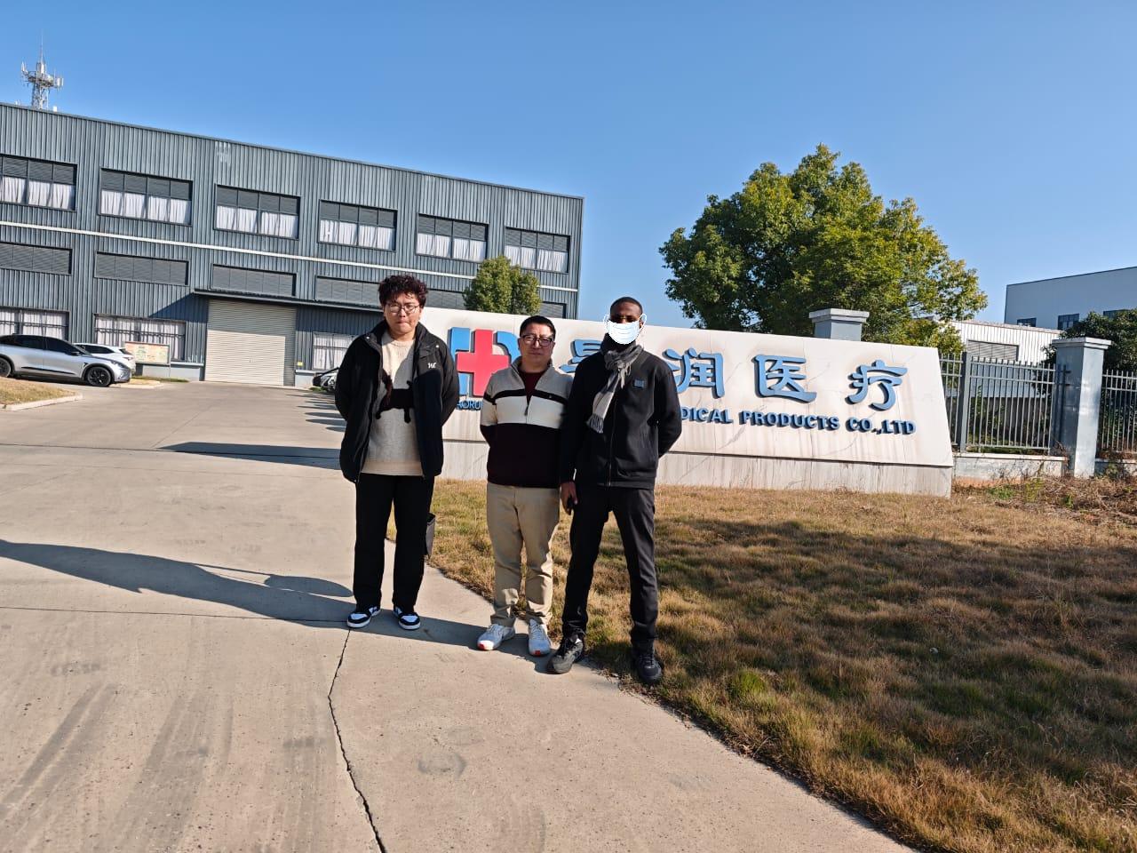 عميل من أفريقيا يزور مصنعنا في 15 ديسمبر 2025: تعزيز إمكانات التعاون المتعمق